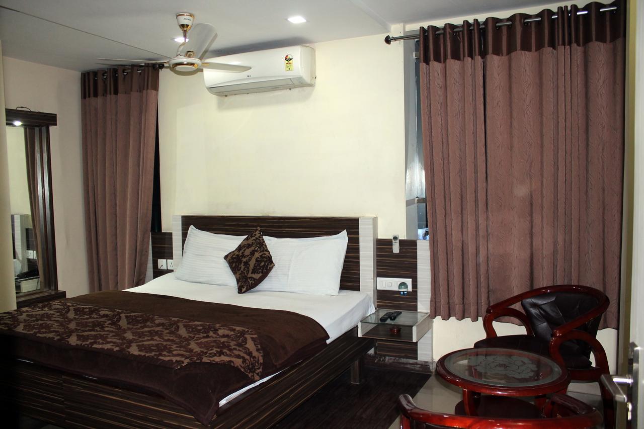 Hotel Swayam Jabalpur Exteriör bild